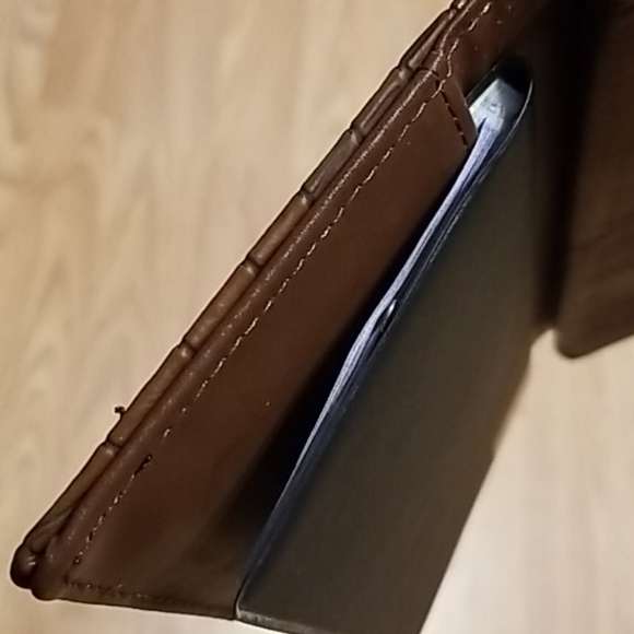 BCBG PARIS Tri-Fold Wallet - Boxed - Picture 12 of 13